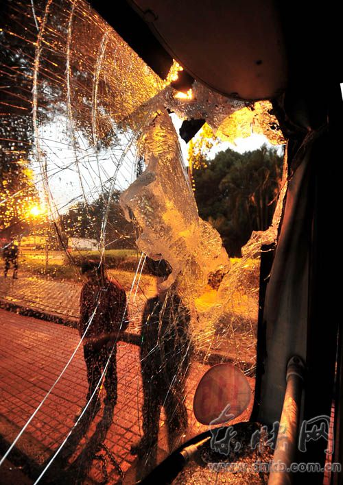 公交車(chē)車(chē)頭擋風(fēng)玻璃杯撞碎