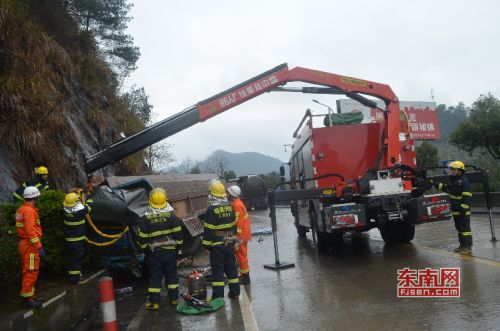 消防官兵立即利用消防抢险救援车的吊臂对车头的顶棚进行吊升