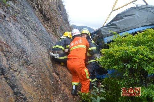 消防官兵协力将3被困人员小心翼翼的抬出