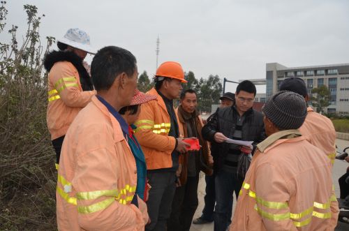 公路部门慰问一线养路工