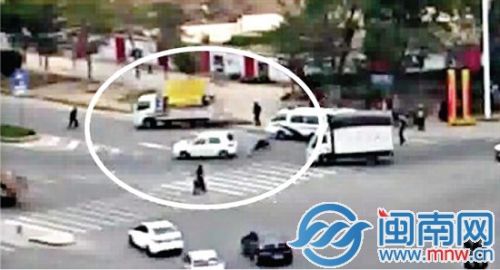 监控视频截图中，协勤被白色小车撞倒后，躺在白色小车后的路面上（画圈处）