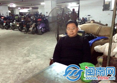 柯愈盛在小區(qū)車庫(kù)里，幫業(yè)主看管電動(dòng)車