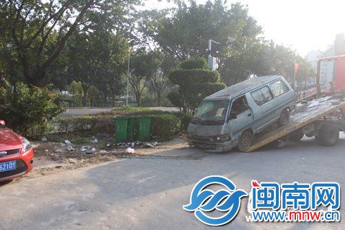 金山大橋輔道上，一輛“僵尸車”被拖離