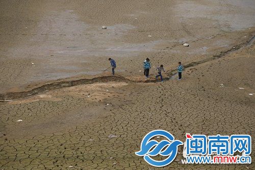 水庫干了，小朋友在庫底玩