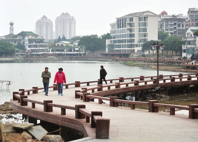 昨日起游客又可以漫步在左海棧道了