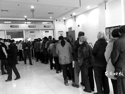 福州市民排隊(duì)兌換紀(jì)念幣