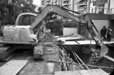 挖掘機(jī)將業(yè)主私挖的地下室填平
