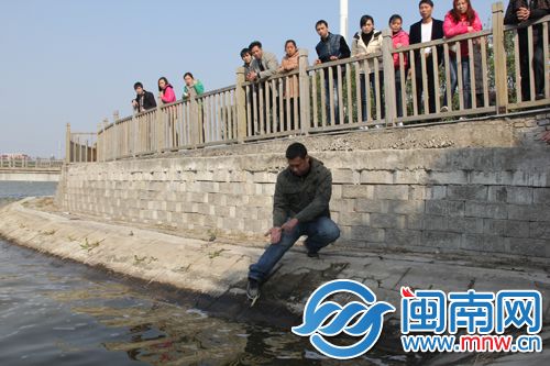 黄太平称，湖边斜坡覆盖淤泥和青苔，一不小心就容易滑下去