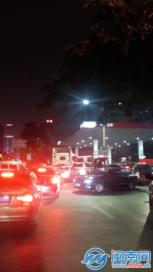 昨晚8点20分，宝洲街加油站仍有近20辆车在排队