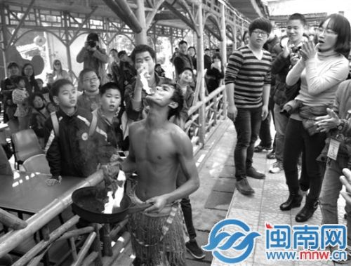 吞火表演让小记者们看得聚精会神