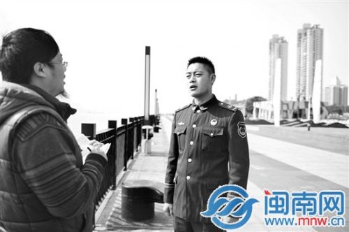 丁剛（右）向海都記者回憶救人時的驚險一幕