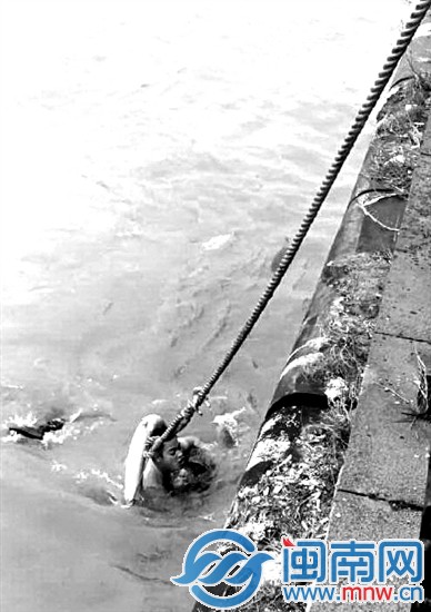 丁剛身綁救生圈，緊緊抱著落水女，游到岸邊，眾人欲拉他上岸