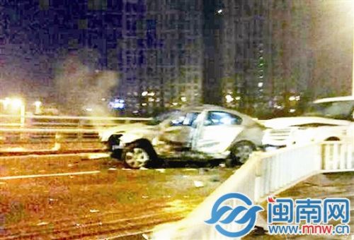兩車撞在一起，路中間欄桿也被撞到一邊