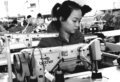 图为石狮规模服装企业制衣车间