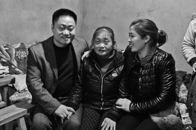 張尚學(xué)（中）與與弟弟團聚