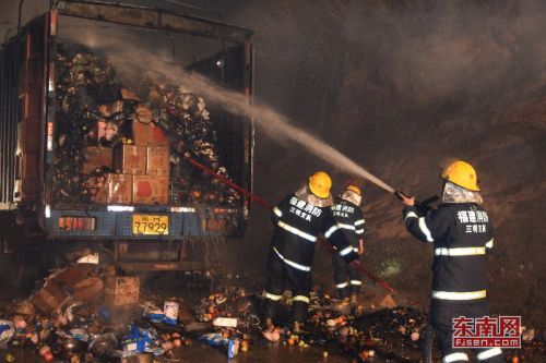 消防官兵又利用火钩对着火物品进行翻覆，并利用水枪进行大面积冷却。