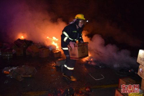 消防官兵还组织官兵对车内未燃烧的货物进行搬运、转移，防止货物进水。