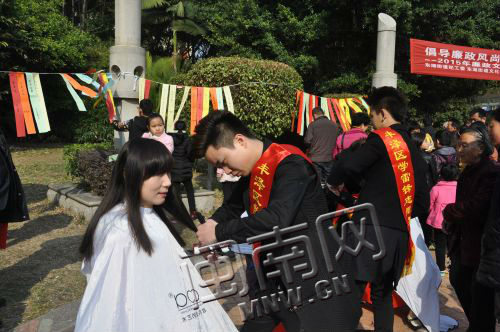 理发师进社区免费给厝边理新年头