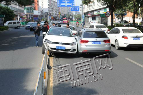 吴先生的小车冲过护栏受损