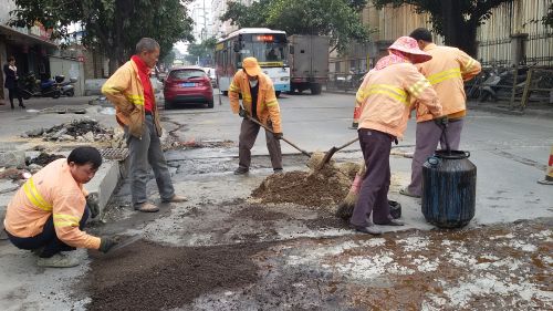 “保养”好路面让春运车辆更好通行