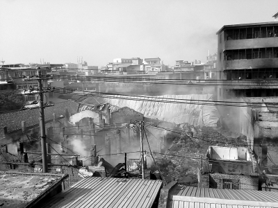 廠房被燒成廢墟