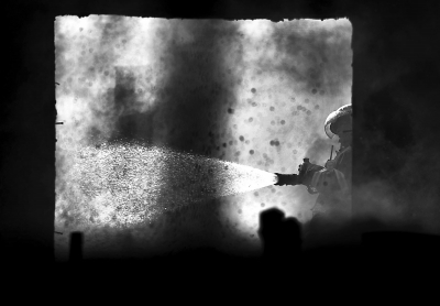 消防官兵現(xiàn)場滅火