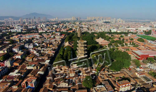 泉州西街上空俯瞰，有泉州建筑的核心内容红砖文化，也有地标建筑开元寺东西塔（资料图）