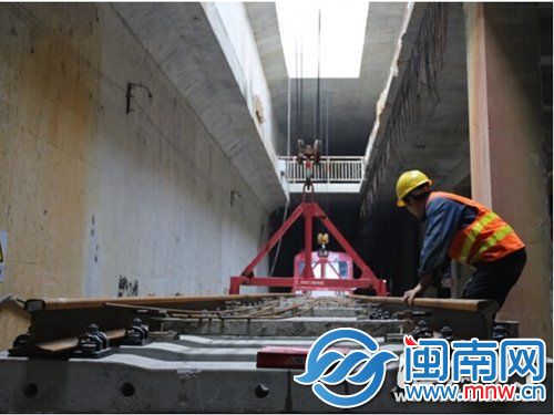 軌排緩緩吊入隧道口，準(zhǔn)備鋪軌