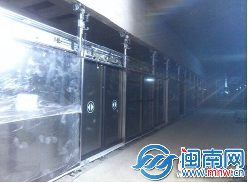 地鐵站臺上，已經(jīng)安裝上了屏蔽門