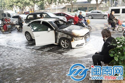 車被燒焦了，車主坐在旁邊發(fā)呆