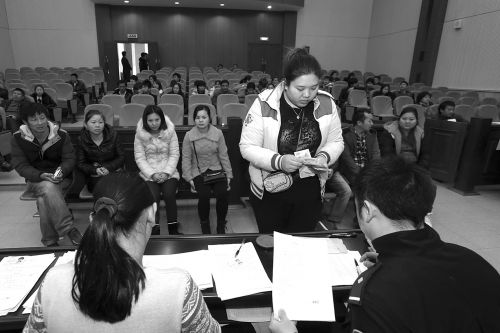石狮法院工作人员正在给农民工发放工资（颜华杰 摄）