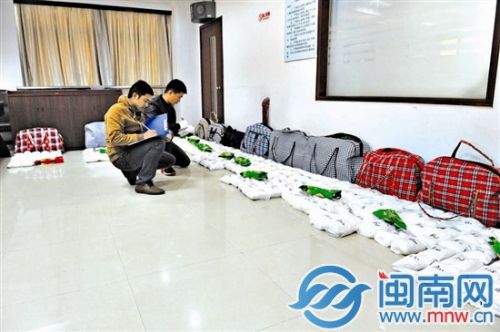 警方缴获的毒品排了一长排