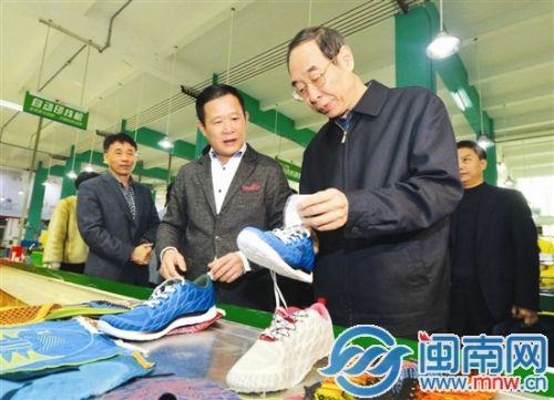 省委书记尤权考察泉州市特步公司生产车间