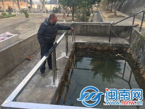 事發(fā)的水池現(xiàn)已加裝了欄桿