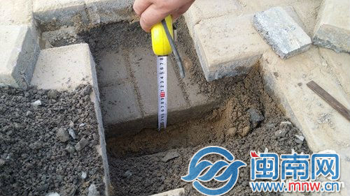 記者探訪發(fā)現(xiàn)，新磚果真直接鋪在了原有舊磚上，而且兩層磚的外形、規(guī)格幾乎一模一樣