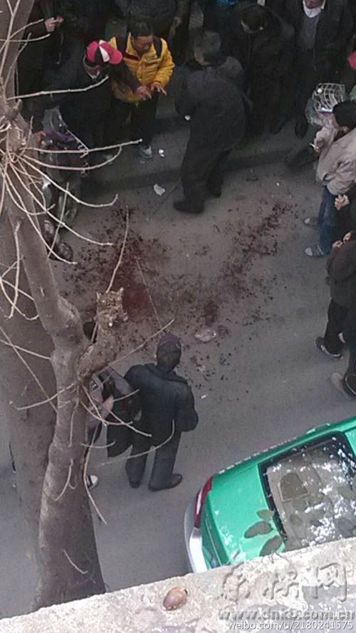 互毆現(xiàn)場(chǎng)滿地是血 圖片來源于網(wǎng)絡(luò)