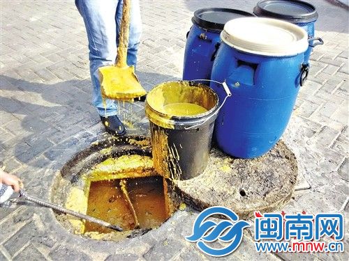 文献东路附近，一名男子从窨井内打捞出泔水、污油