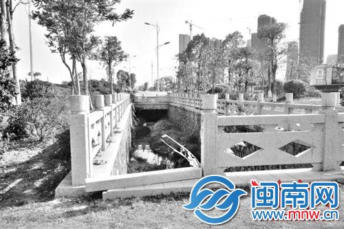 河道护栏损坏，缺失了约2米
