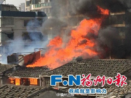 福州:小柳路舊屋區(qū)發(fā)生火災(zāi) (4)
