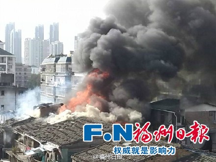 福州:小柳路舊屋區(qū)發(fā)生火災(zāi) (3)
