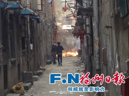 福州:小柳路舊屋區(qū)發(fā)生火災(zāi) (1)
