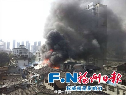 福州:小柳路舊屋區(qū)發(fā)生火災(zāi) (2)