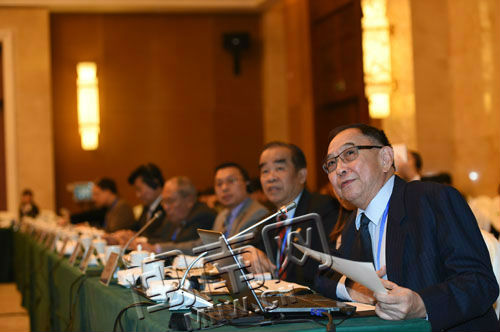 泰中文化经济协会副会长帕迪·塔那普拉（右一）在圆桌会议上发言