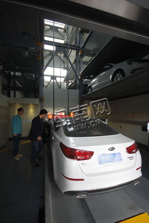 开进升降机后，可根据前方的镜子及提示快速停车