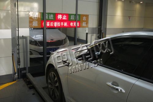 升降机会自动将车移到车位