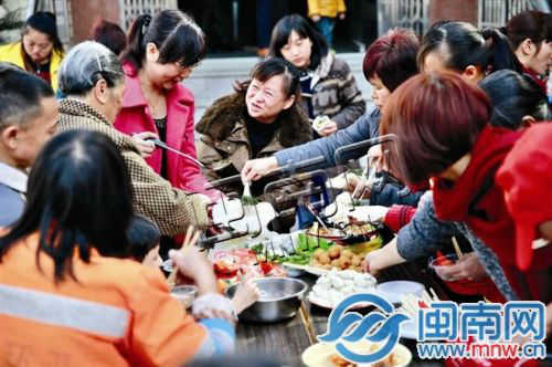 厝边动手给社区环卫工做美味