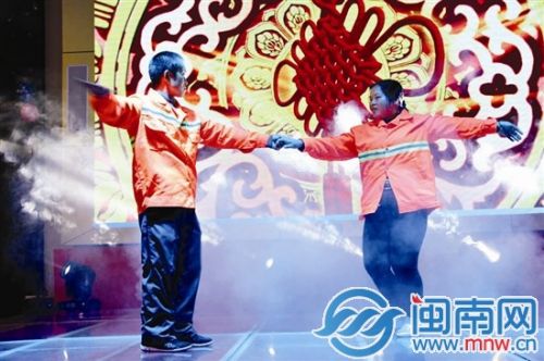 环卫工夫妻杨顺福和蒋明秀跳起双人舞，毫不怯场