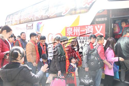 踏上回家之旅，务工人员脸上挂满笑容