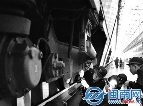 探傷工在為動車探傷，比頭發(fā)絲還細的“傷痕”他們都能發(fā)現(xiàn)