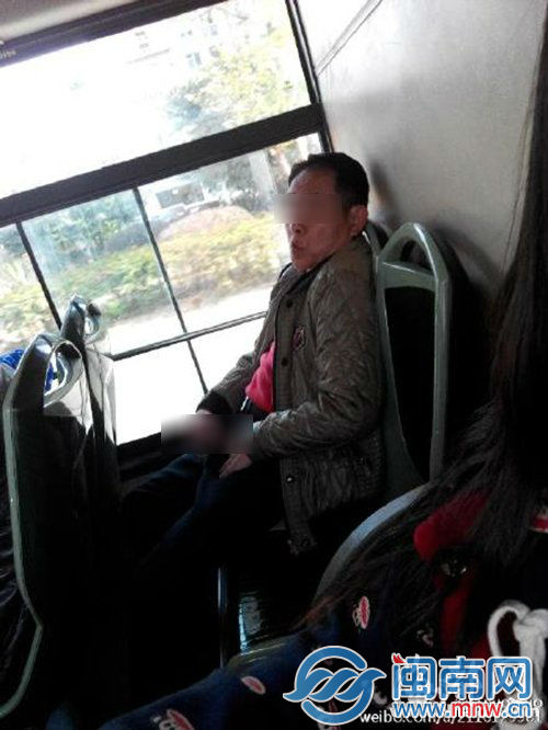 男子熟視無睹地露陰“遛鳥”(網(wǎng)友供圖)